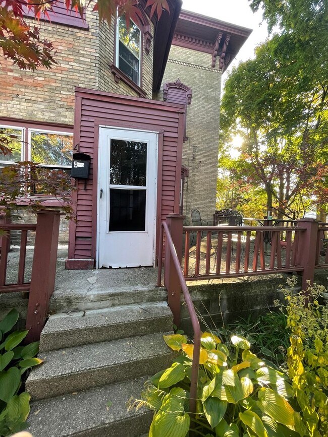 Primary Photo - 19 College Ave NE