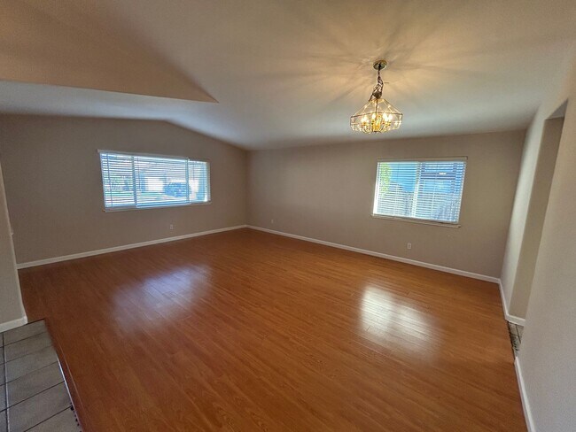 Building Photo - Beautiful 4 Bedroom, 2.5 Bath Deer Valley ...