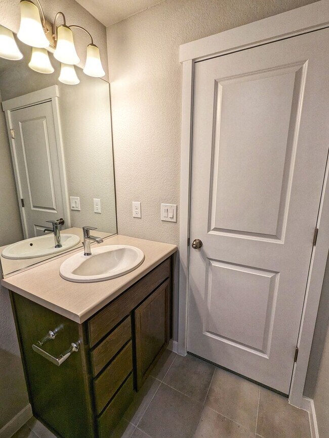 Building Photo - 3 Bedroom, 2.5 Bathroom with two car garage