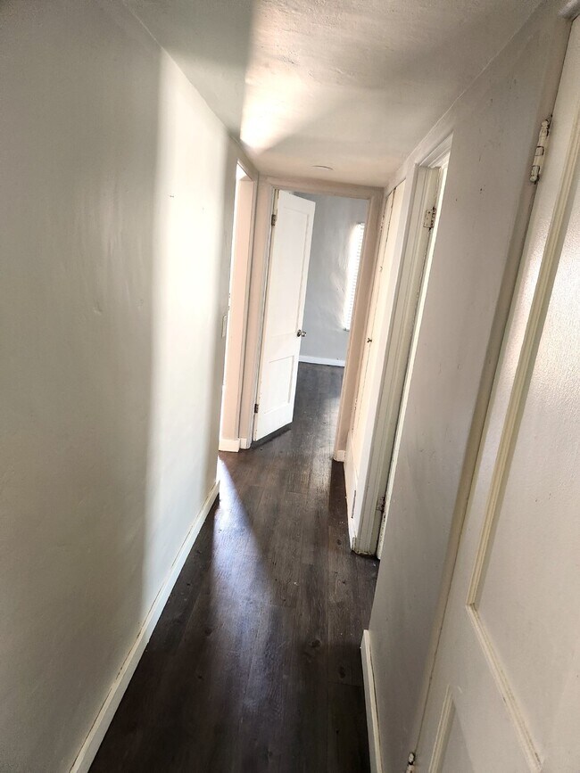 Building Photo - FABULOUS 2 BEDROOMS AND 1 BATHROOM FOR LEASE