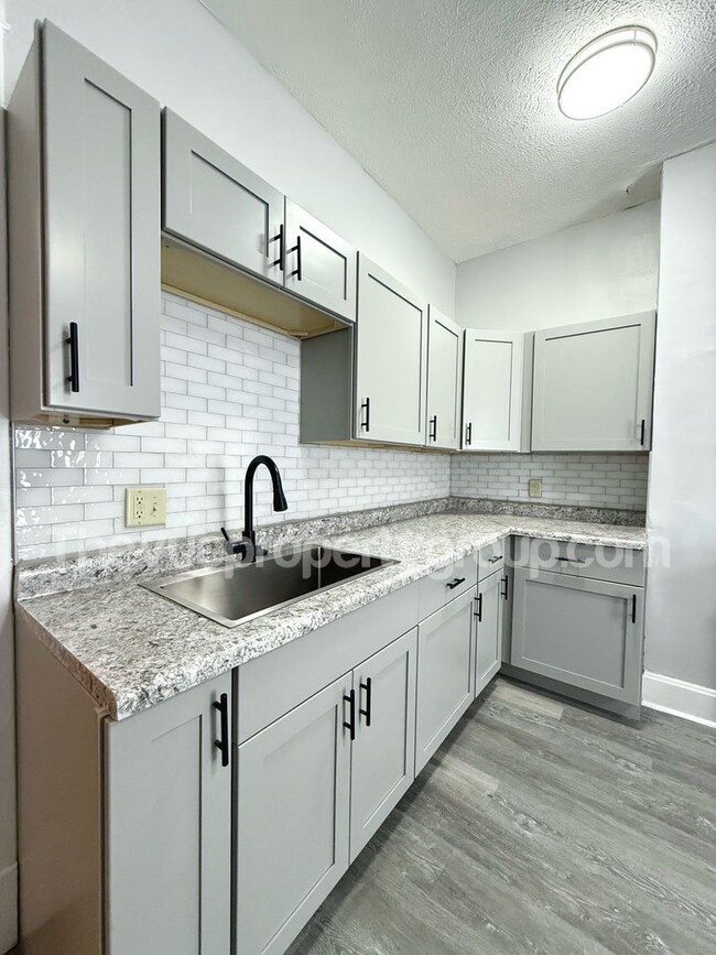 Building Photo - Remodeled 3 Bed, 2 Bath Home with Luxuriou...