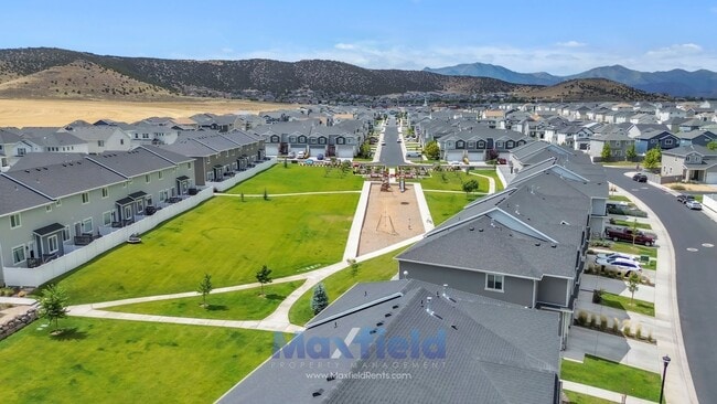 Building Photo - Spacious 5-Bedroom End-Unit Townhome with ...