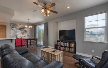 Building Photo - Adorable and Cozy 3 bed / 2.5 Bath - Comin...
