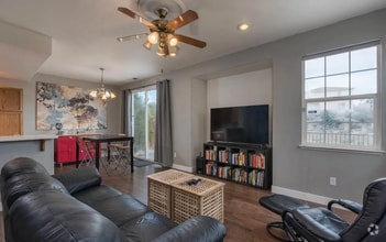 Building Photo - Adorable and Cozy 3 bed / 2.5 Bath - Comin...