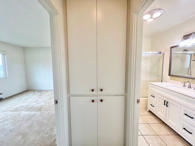 Building Photo - Top Floor 1 Bedroom Bixby Park Top Floor C...