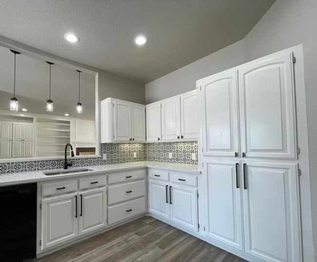 Building Photo - Large Private Oasis FOR RENT in Tuttle!