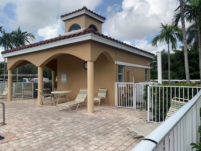 Building Photo - 529 E Sheridan St