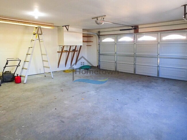 Building Photo - Spacious 4 Bedroom Home with Fenced Backyard & Garage
