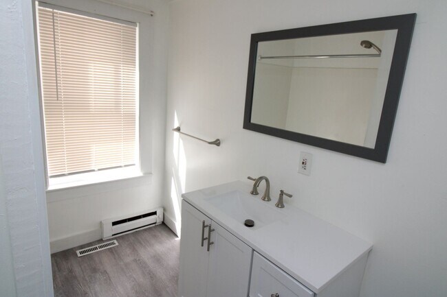 Building Photo - 546 Main St