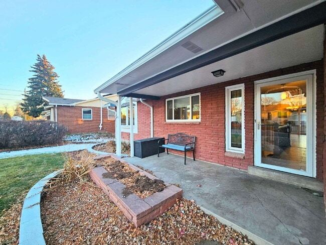 Building Photo - 2025 Lee St