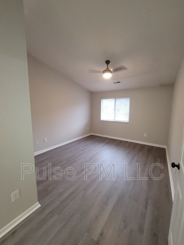 Building Photo - 440 Lakeview Dr