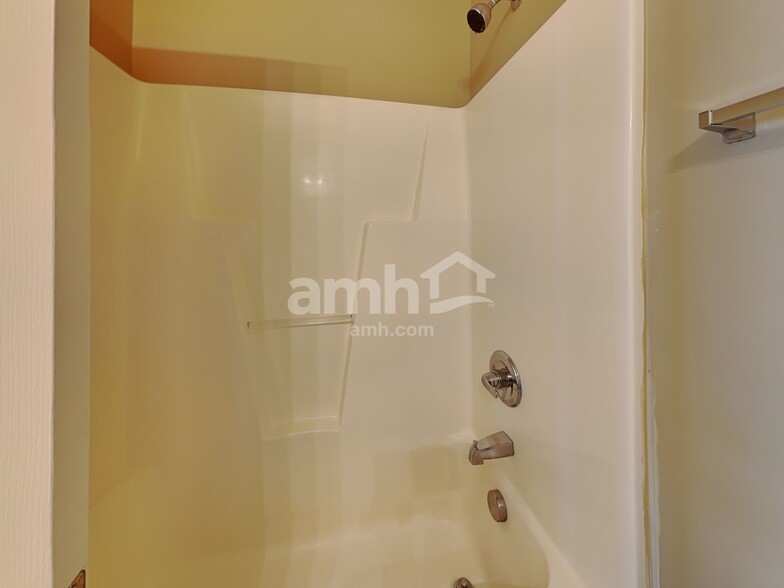 Building Photo - 6878 Coopers Hawk Trl