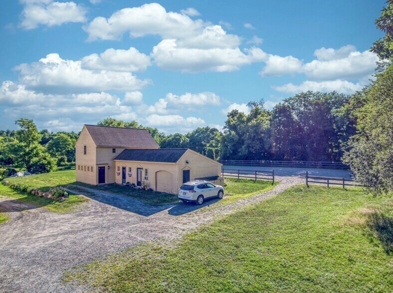 Building Photo - 253 Davis Rd