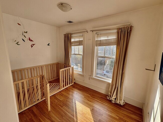 Building Photo - 7 Standish St