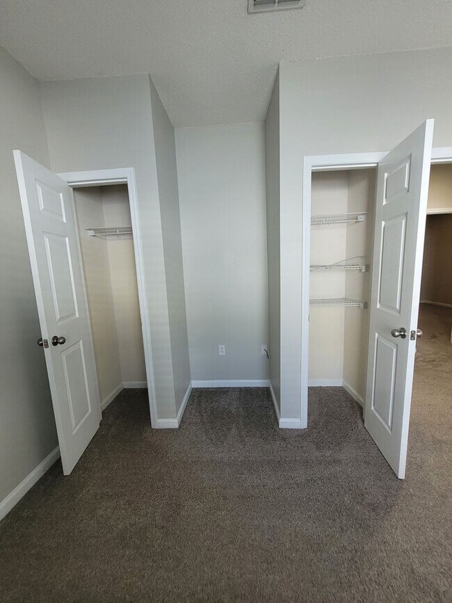 Building Photo - Newly renovated Three Bedroom Townhouse