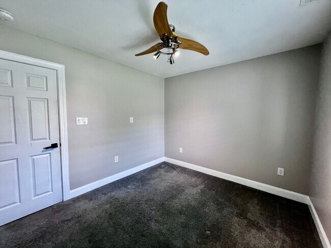Building Photo - 684 Orangewood Dr