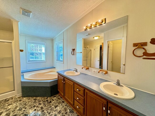 Building Photo - FULLY FURNISHED, ALL INCLUSIVE, LAKE ACCESS BEAUTY FOR RENT