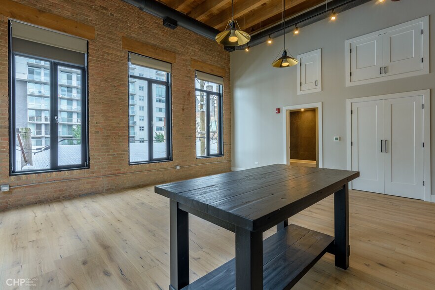 Building Photo - 729 N Sangamon St