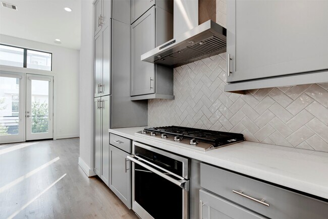 Building Photo - 2928 Lamar St