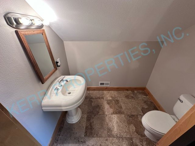 Building Photo - Discover Comfort and Space in A Charming 3-Bed, 2-Bath Retreat in Troutdale!