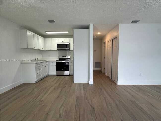 Building Photo - 6032 SW 25th St