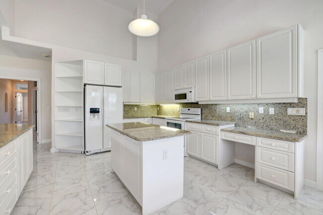 Building Photo - 8028 Plantation Lakes Dr
