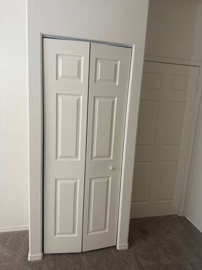Building Photo - NE Near Nellis! Gated! Community Pool, Spa...