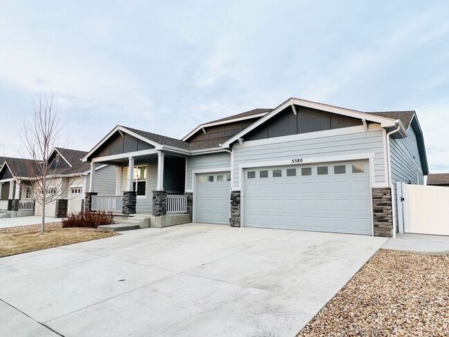 Building Photo - 5 Bedroom/4 Bathroom Ranch Style Home Loca...