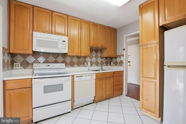 Building Photo - 2300 Pimmit Dr