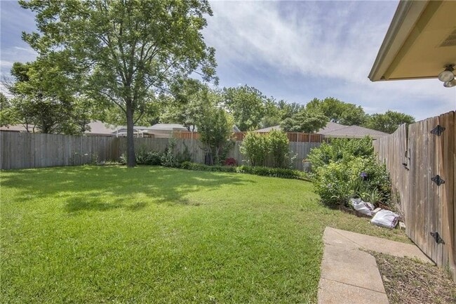 Building Photo - 2732 Parkhaven Dr