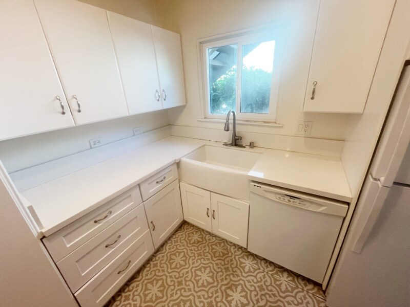 Building Photo - 244 Cliff Dr