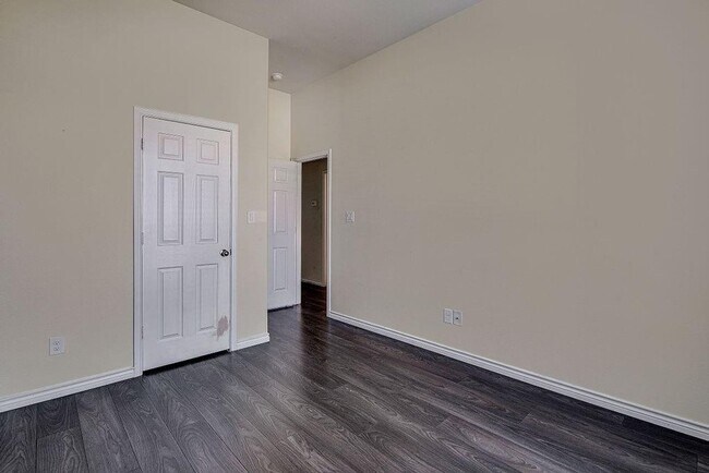 Building Photo - Spacious 4BR House in Burleson