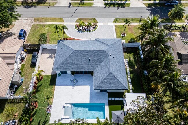 Building Photo - 3255 Lakeview Blvd