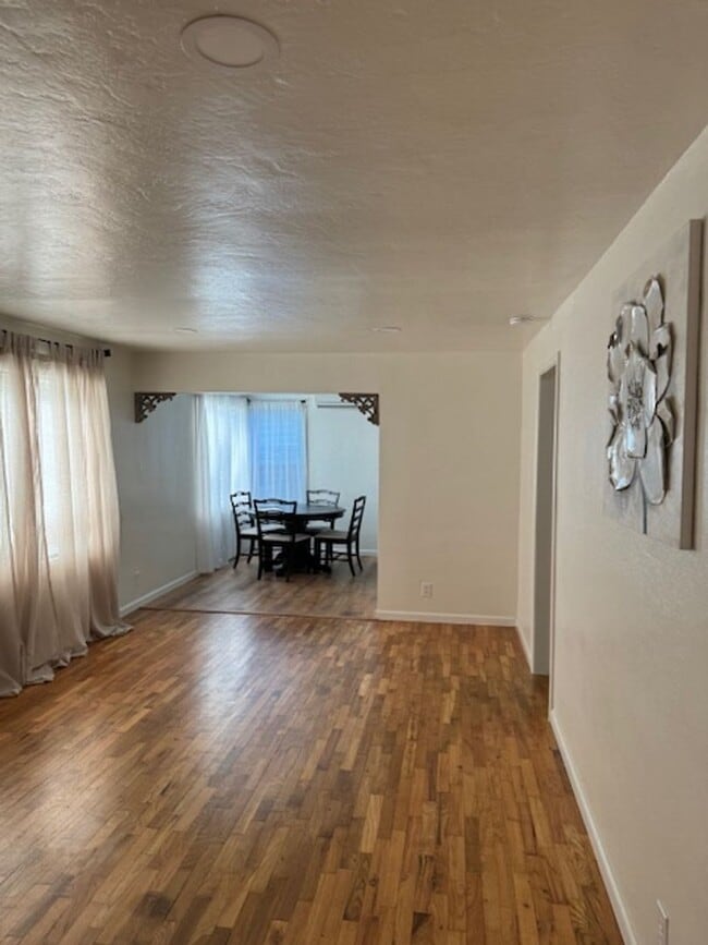 Building Photo - SINGLE LEVEL HOME WITH SPACIOUS FENCED IN YARD