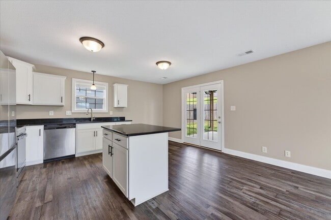 Building Photo - Pet Friendly Three Bedroom!