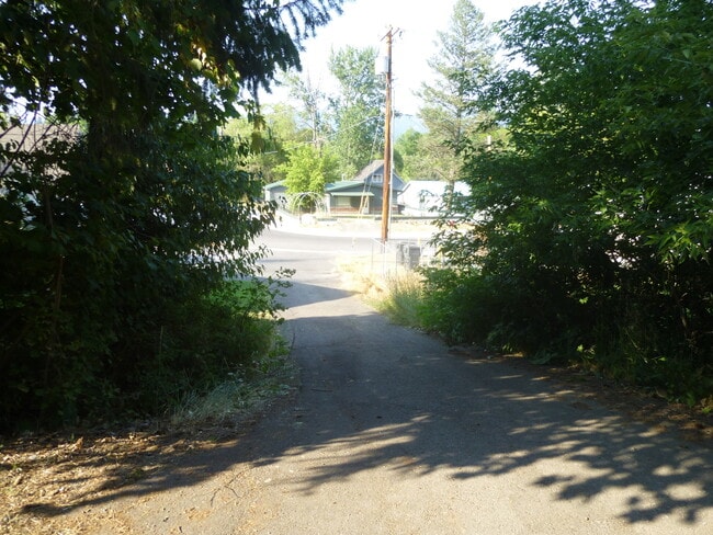 Building Photo - Wonderful secluded home