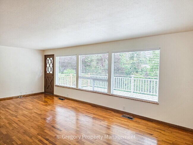 Building Photo - 4908 Dogwood Dr