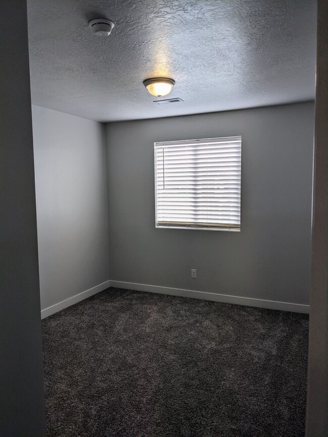 Building Photo - 3293 S Lincoln Ln