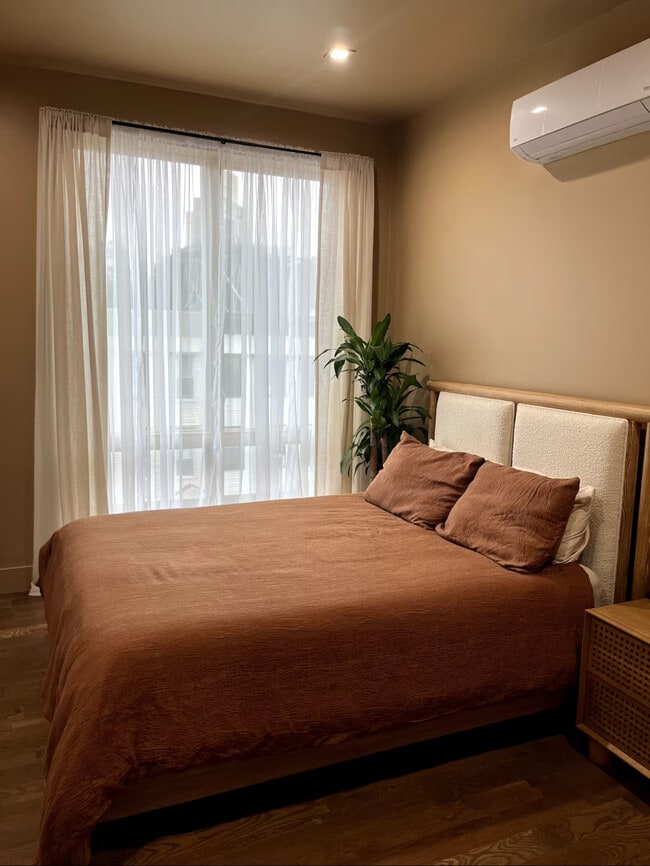 Building Photo - 864 Madison St