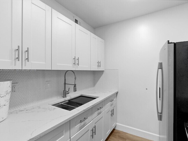 Building Photo - 230 SW 11th Ave
