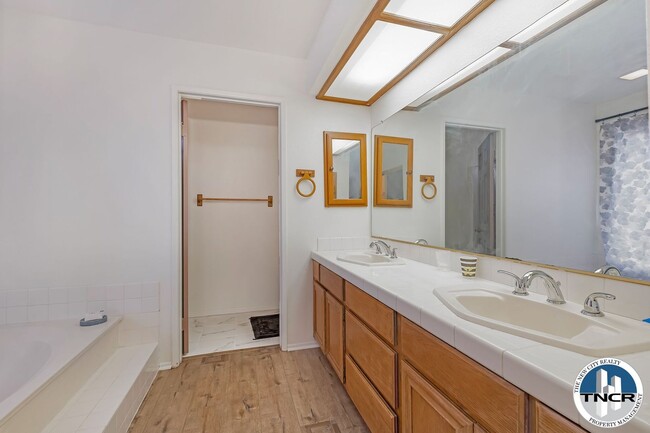 Building Photo - Stunning 4 BD | 3 Bath