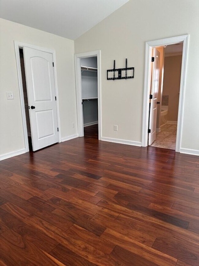 Building Photo - 3 Bed/2 Bath Home with Bonus Room & Screen...