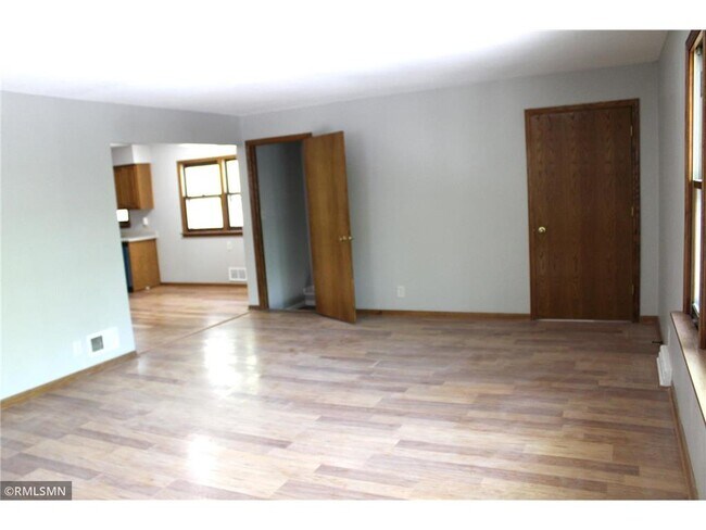 Building Photo - 747 Tuscarora Ave W
