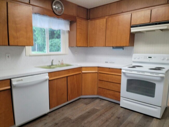 Building Photo - 3 Bedroom 1 Bath Home with Shop