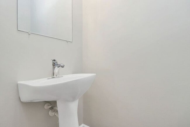 Building Photo - Beautiful End Unit 3BD/2.5BA Townhome in t...