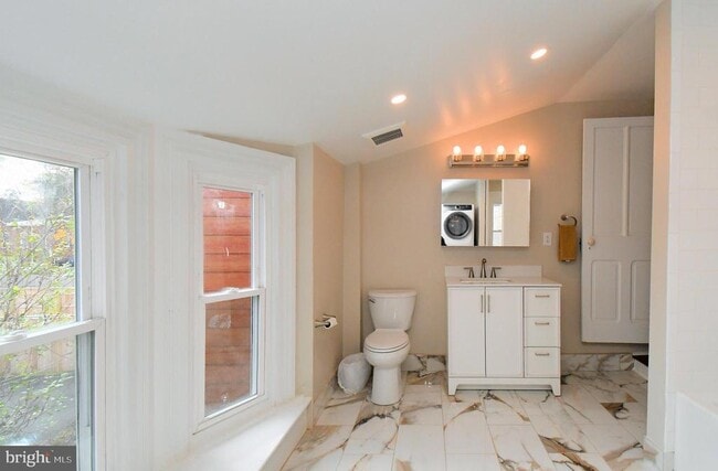 Building Photo - 232 Morgan St