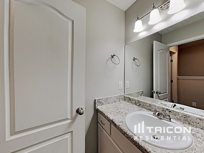 Building Photo - 1626 Beaconcrest Cir