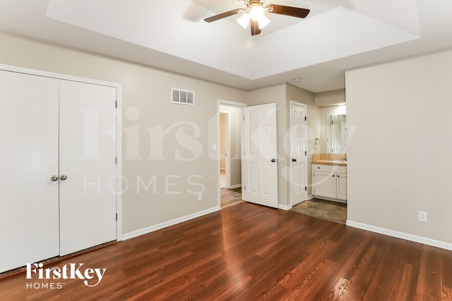 Building Photo - 5905 NW Whispering Oaks Ln