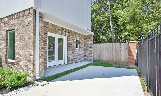 Building Photo - 5903 Val Verde St