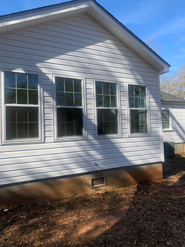 Building Photo - Beautiful Remodeled Cottage